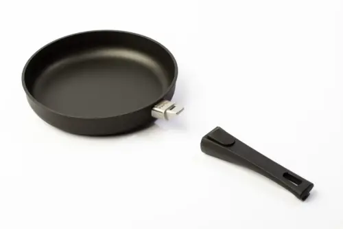 Schwarze Pfanne mit einem abnehmbaren Griff auf weißem Hintergrund.