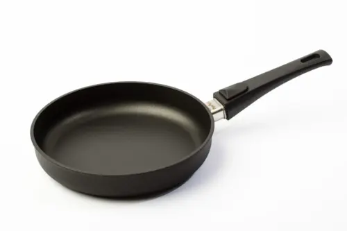 Schwarze Pfanne mit einem ergonomischen Griff und Antihaftbeschichtung auf weißem Hintergrund.