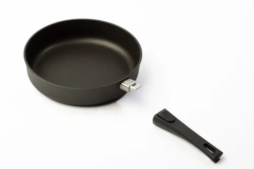 Schwarze Pfanne mit abnehmbarem Griff auf weißem Hintergrund.