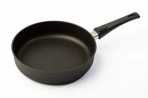 Schwarze Pfanne mit hohem Rand und schwarzem Griff auf weißem Hintergrund.